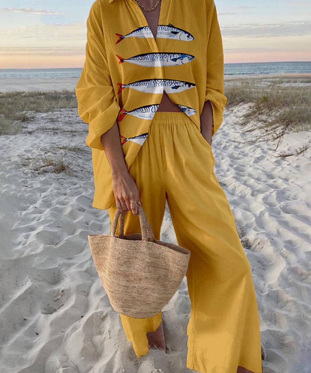 Mae | Camisa Oversized com Estampa Oceânica em Estilo Insular e Conjunto de Calças com Cintura Elástica e Bolsos