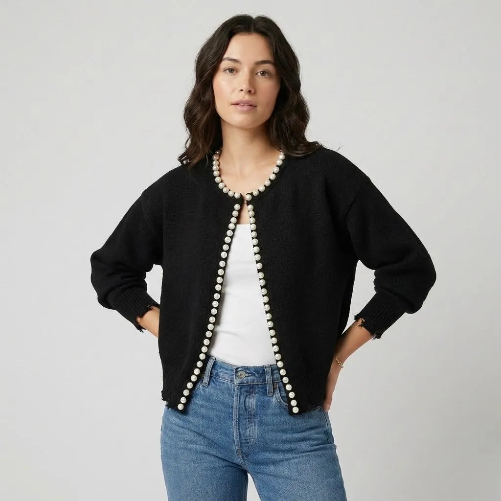 Elegância delicada com detalhe em pérolas | Cardigan curto em malha lisa | Estilo feminino clássico