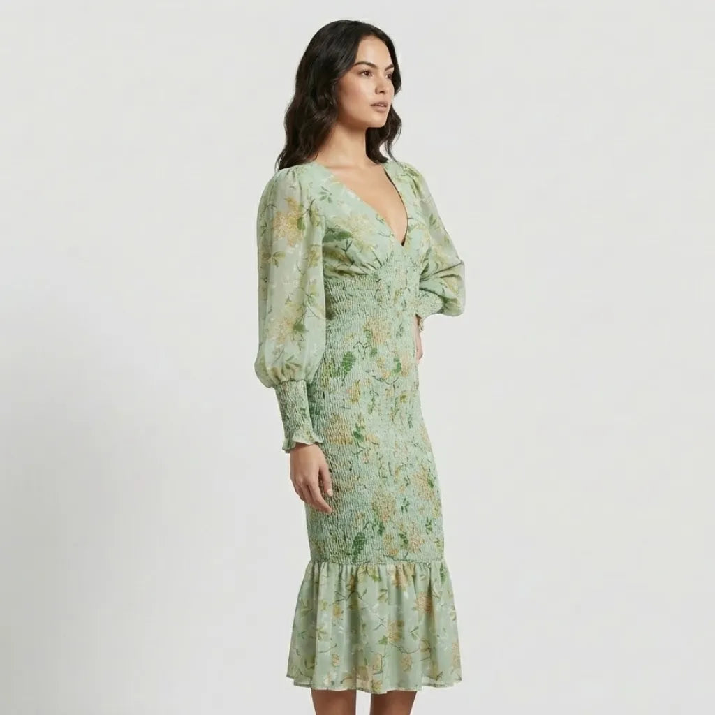 Vestido midi fluido com padrão floral | Corte ajustado | Feminilidade elegante