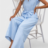 Inés Mono s širokými nohavicemi v pruhovaném designu