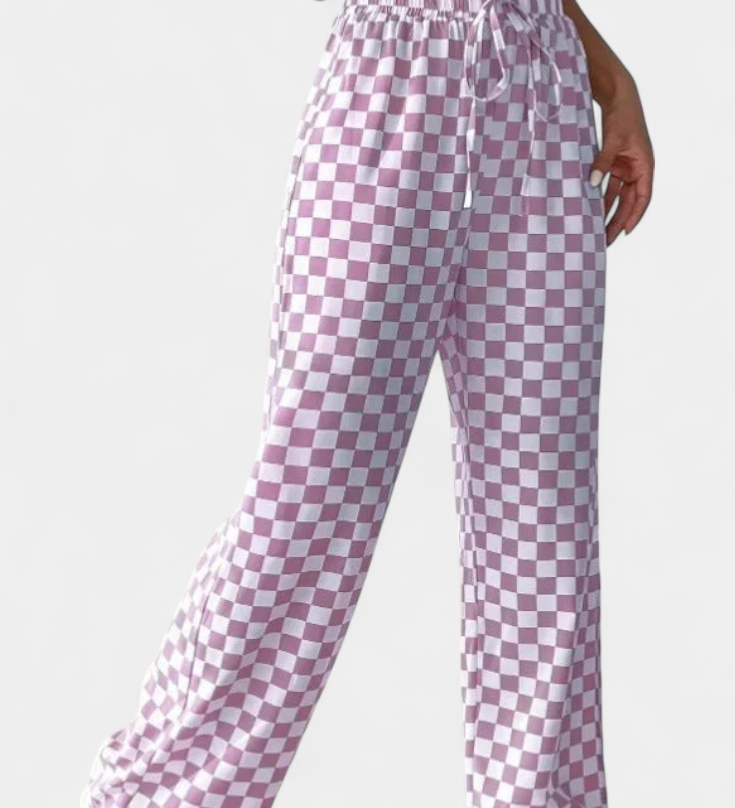 Hilaria Kalhoty s Širokými Nohavicemi a Kostkovaným Vzorem